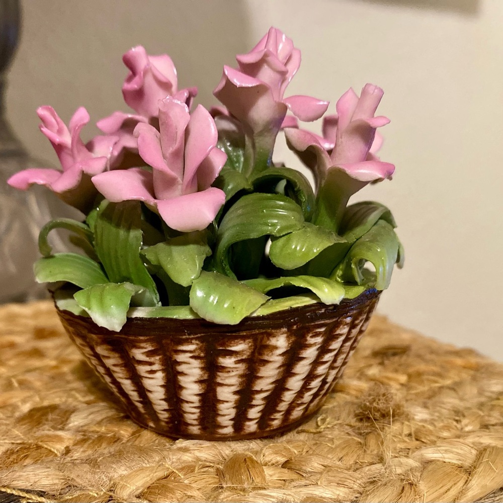 Capodimonte Porcelain Flower Centerpiece with pink roses size 4x4x4